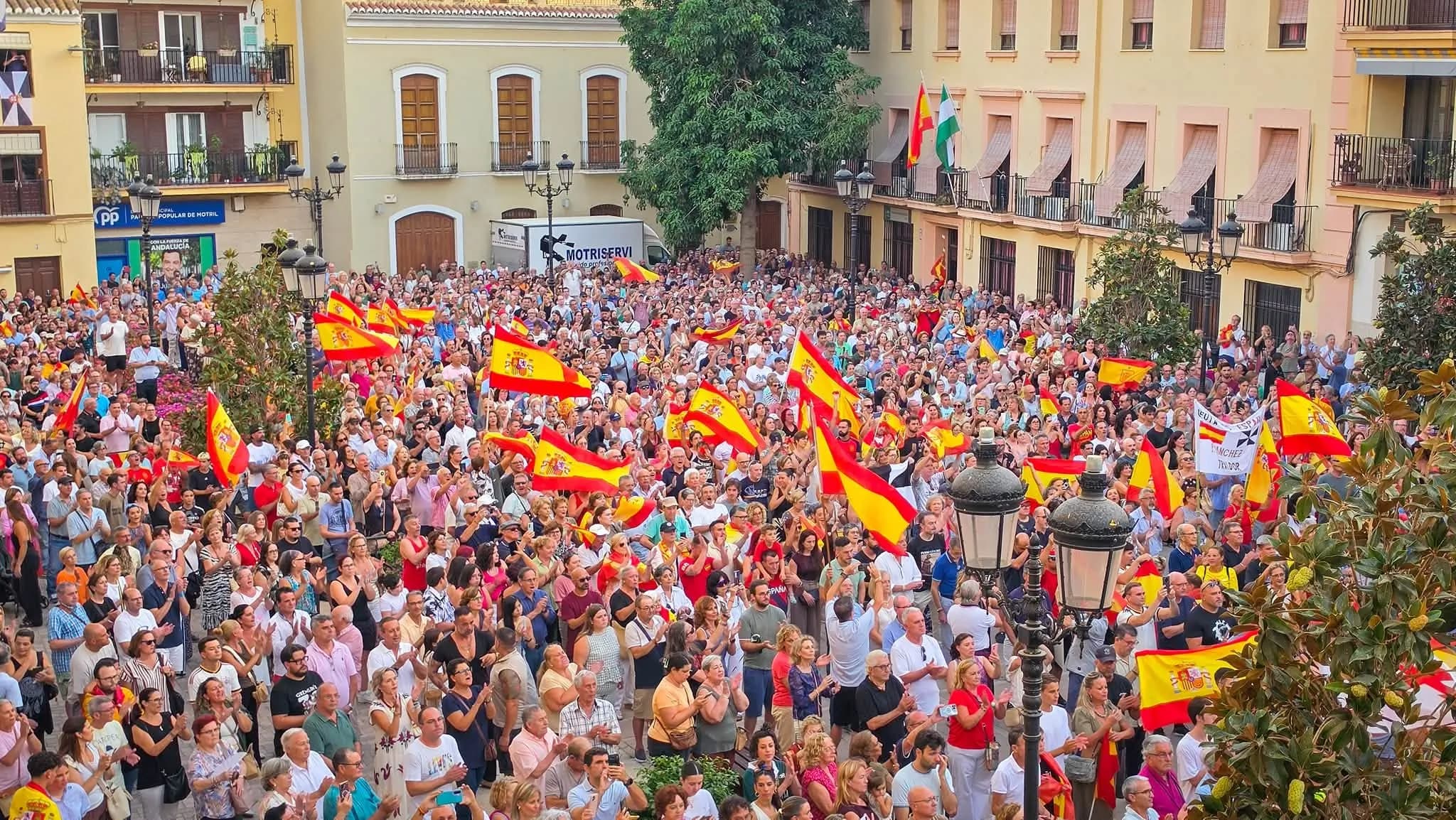 Motril alza la voz en la Plaza de España: ¡Ceuta no se vende, Ceuta se defiende!