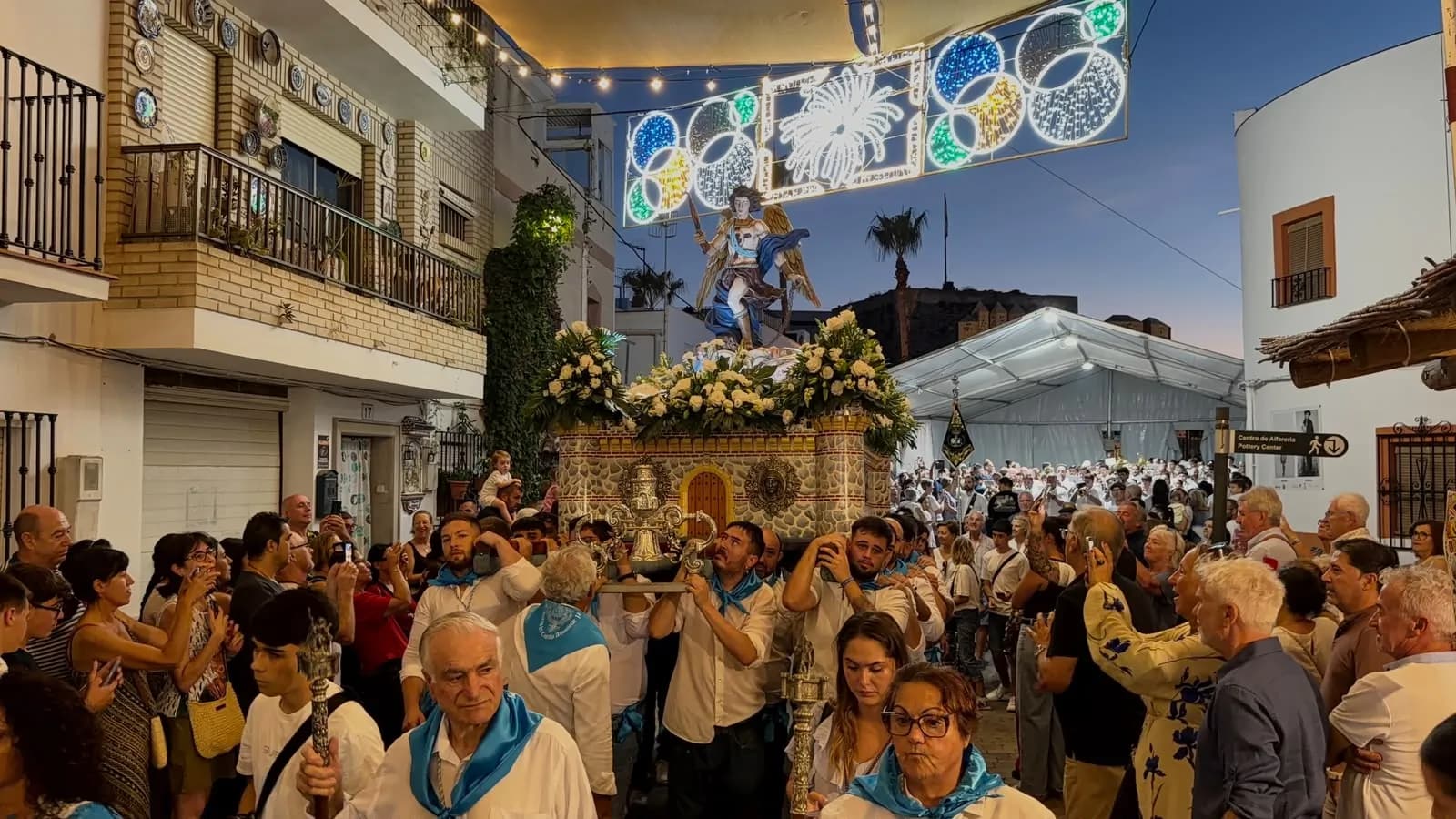 El barrio de San Miguel de Almuñécar despide sus fiestas con la procesión de su patrón y el castillo de fuegos artificiales