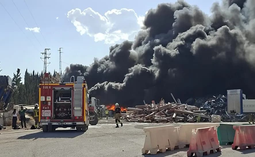 Amplio despliegue para sofocar un incendio en una planta de reciclaje en Alhendín
