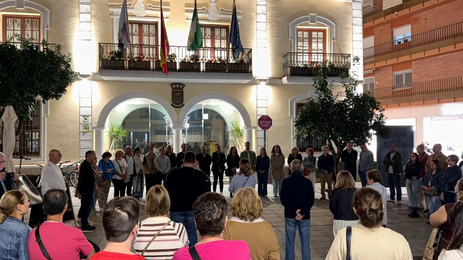 Almuñécar se suma al duelo por las víctimas del accidente ferroviario de Toledo con un minuto de silencio