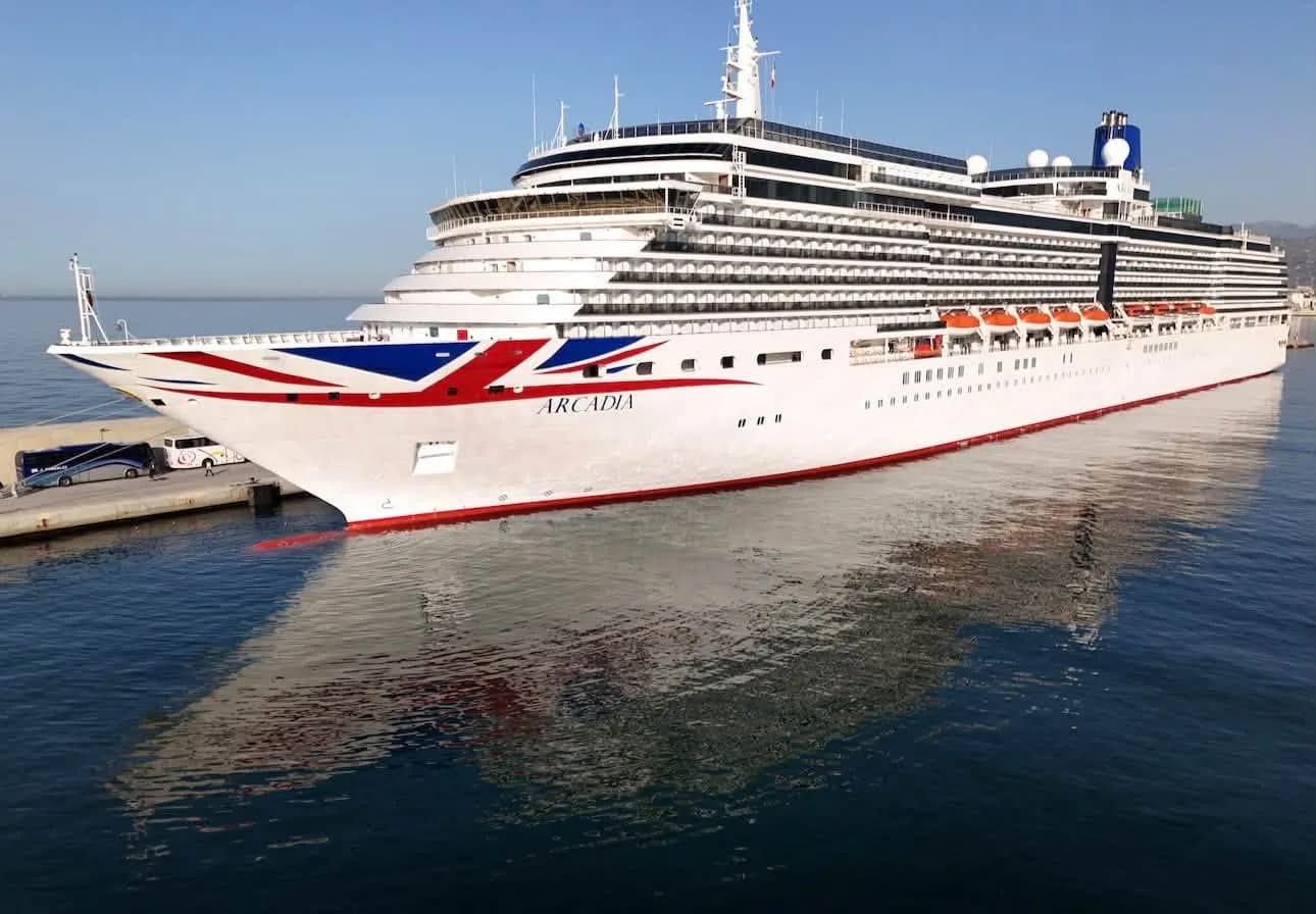 El elegante crucero Arcadia llega a Motril