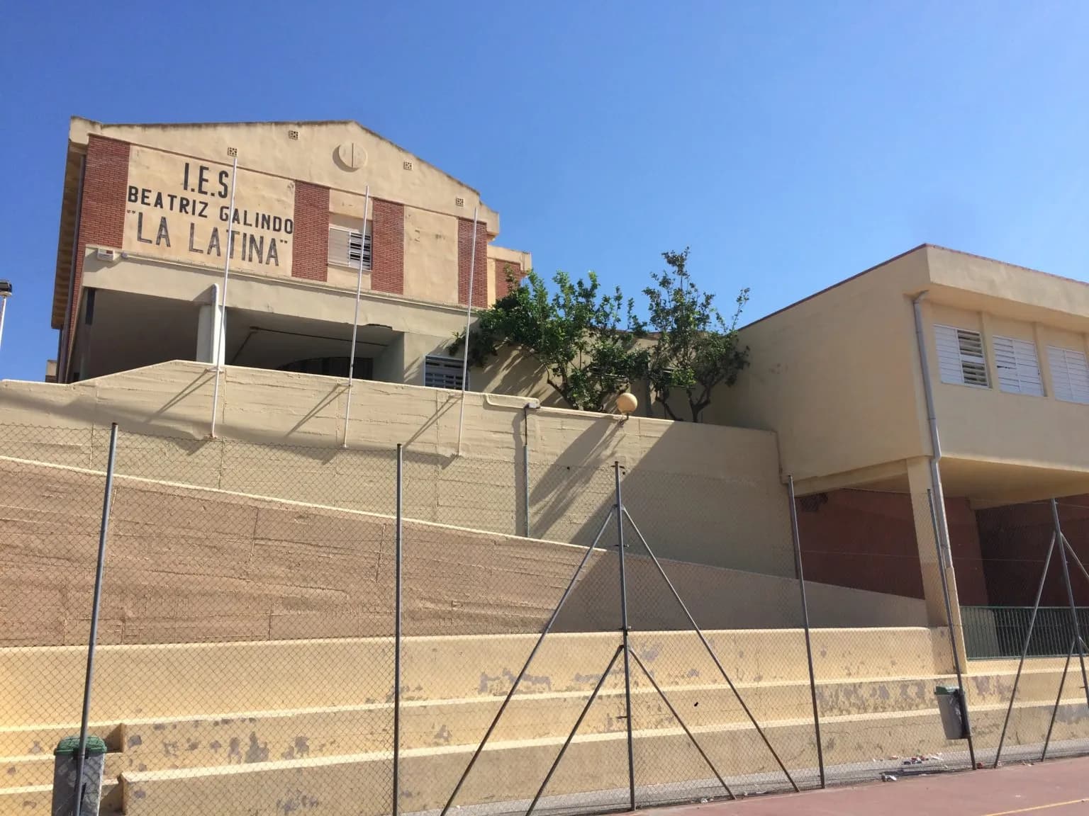 Concluye la reparación de las cubiertas en el IES Beatriz Galindo La Latina de Motril, tras los daños por lluvias y temporal