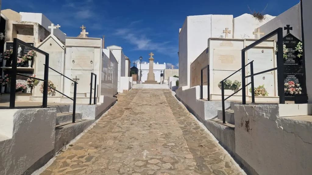 Salobreña: segunda reunión técnica sobre los trabajos de localización y exhumación de víctimas de la Guerra Civil en el cementerio municipal