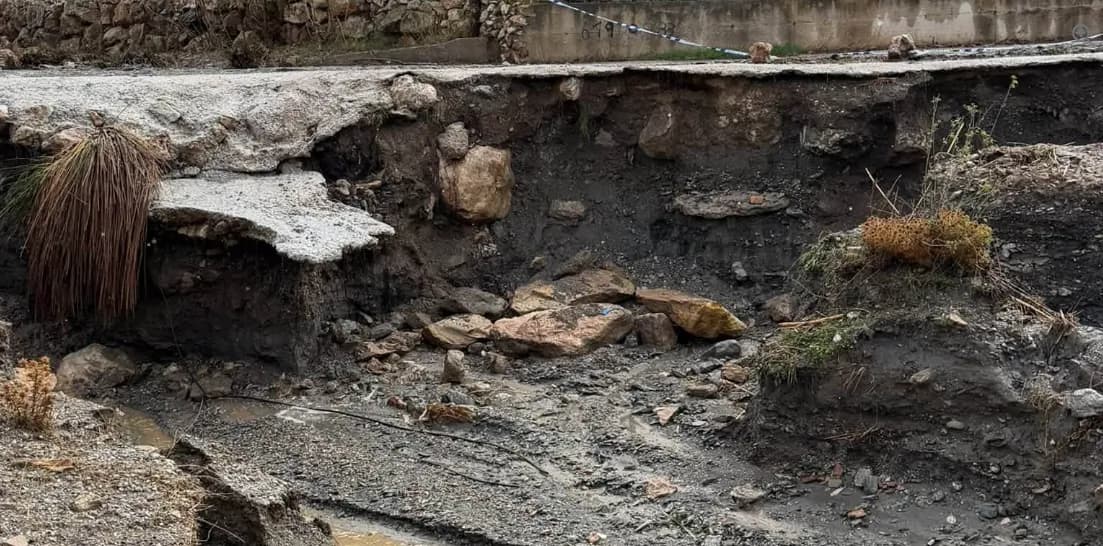 Las lluvias provocan desprendimientos en la zona de acceso a La Garnatilla en Motril