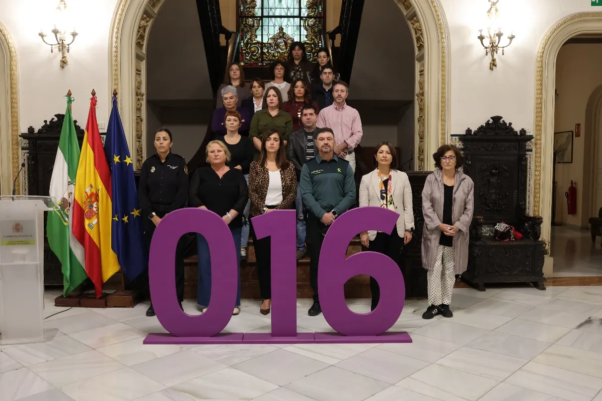 La Subdelegación guarda un minuto de silencio en repulsa a la violencia de género