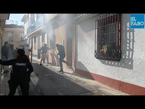 UN HOMBRE SE PRECIPITA AL VACÍO EN LA CALLE ALVARICO DE MOTRIL, TRAS INCENDIARSE SU CASA