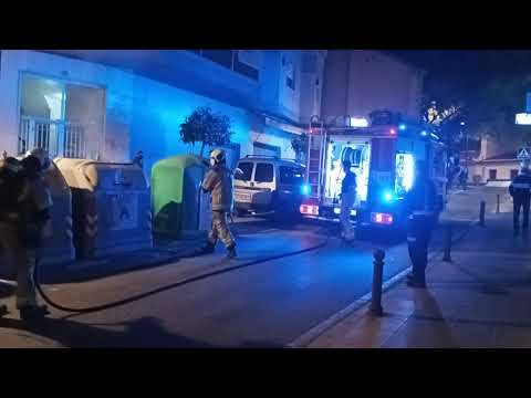 LOS BOMBEROS SOFOCAN EL INCENDIO EN UN CONTENEDOR EN CALLE ENRIQUE MONTERO DE MOTRIL