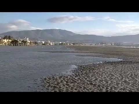 La playa de Poniente de Motril se convierte en un «mar en tierra» tras el fuerte temporal de levante