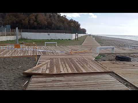 EL FUERTE TEMPORAL INUNDA Y ROMPE LA SENDA LITORAL EN PLAYA GRANADA