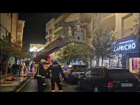 BOMBEROS Y POLICÍA LOCAL EVACÚAN DESDE UN TERCER PISO A UN VECINO EN CALLE NUEVA DE MOTRIL