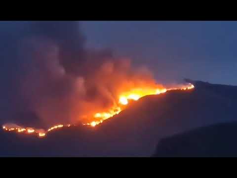 ASÍ AMANECE EL INCENDIDO SIN CONTROL DE LOS GUÁJARES, POR EL VIENTO REINANTE EN LA ZONA