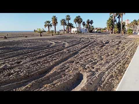 OCHO DÍAS DE OBRAS Y ACONDICIONAMIENTO CON MAQUINARIA PESADA EN LA PLAYA DE PONIENTE DE MOTRIL