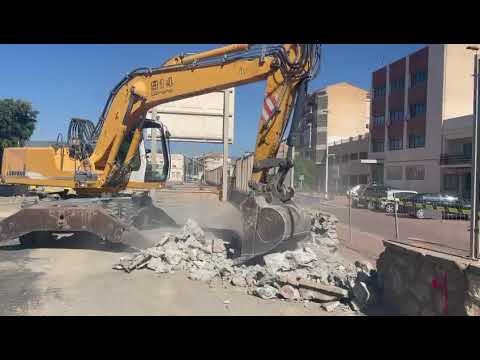 MOMENTO HISTÓRICO EN EL PUERTO DE MOTRIL: DERRIBO DEL MURO PARA HACER EL PASEO MARÍTIMO DE VARADERO