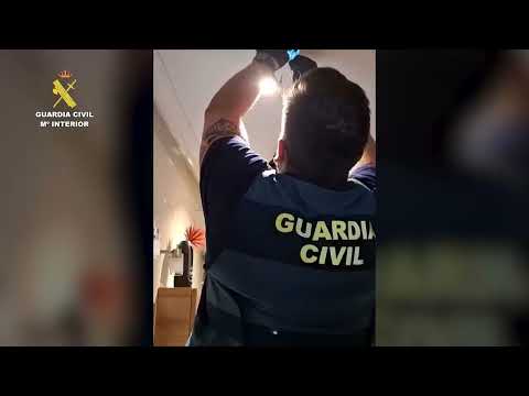 GRABABA A FAMILIARES Y AMIGOS SIN CONSENTIMIENTO EN EL BAÑO DE SU CASA