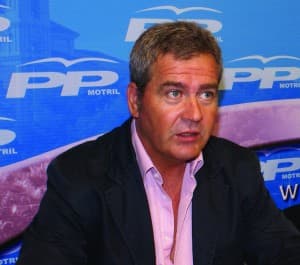García Fuentes: «Estévez se arrima al sol que más calienta»