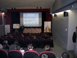 El 47,9% de los jóvenes que logran un empleo lo hacen por medio de familiares y amigos