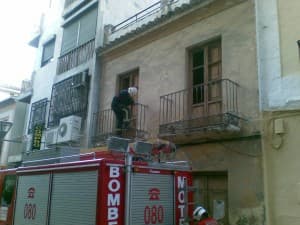 Los vecinos de la calle Princesa agradecen la impecable actuación en un incendio por parte de la Policía Local y Bomberos