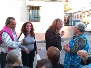 La candidata socialista, Flor Almón, atiende a los vecinos del barrio Salvador Huertas