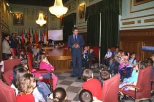 Escolares del colegio Los Álamos visitan el Ayuntamiento de Motril