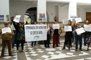 Policías, pancartas e insultos en el último pleno del mandato
