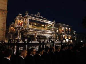 VIERNES SANTO: SE HIZO LA LUZ PARA EL ENTIERRO DE CRISTO