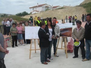 Diputación construye un puente que unirá dos barrios de Santa Cruz del Comercio