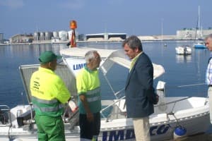 La embarcación «Motril1» limpiará la playa hasta el 18 de septiembre