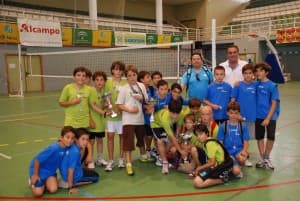 El VI Torneo de Minivoley congrega a más de 120 escolares en el pabellón municipal