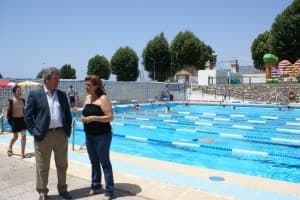 La ONCE organiza una jornada de convivencia en la piscina municipal