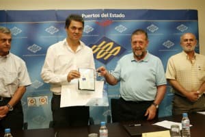 El Puerto de Motril entrega al Ayuntamiento un “moderno” camión de bomberos valorado en más de 230.000 euros