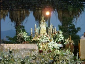 La ofrenda floral a la Virgen de la Cabeza convoca a miles de personas