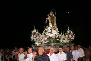 La Virgen del Carmen procesiona por Calahonda acompañada por cientos de vecinos