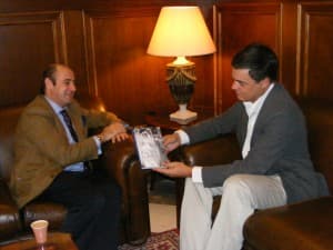 Rojas recibe al escritor de la única biografía en español de la Reina Fabiola