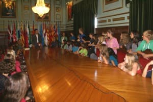 Una treintena de niños alemanes que visitan Motril, recibidos por el alcalde