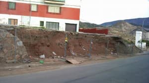El PSOE exige el arreglo del muro de la calle Costa Rica un mes después de su desprendimiento