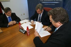 El Ayuntamiento de Motril y Coca-Cola firman un acuerdo para el patrocinio de eventos deportivos municipales