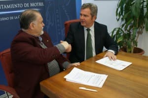 Ayuntamiento y Cruz Roja firman un convenio para el uso de la Piscina municipal y el Estadio municipal de Atletismo de Motril