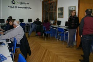 Un taller de informática enseña a vecinos de los anejos a manejarse en las redes sociales