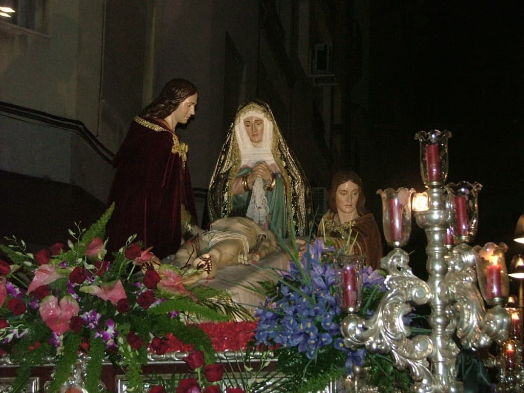 La Soledad de Capuchinos pone el colofón a las procesiones conmemorativas de la Pasión del Señor