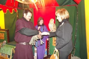 Cientos de visitantes han disfrutado del mercado nazareno en Calahonda