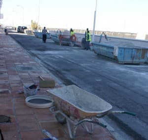 El Llano arregla un muro colindante a la rambla del Rejón que ha dado empleo a 57 peones