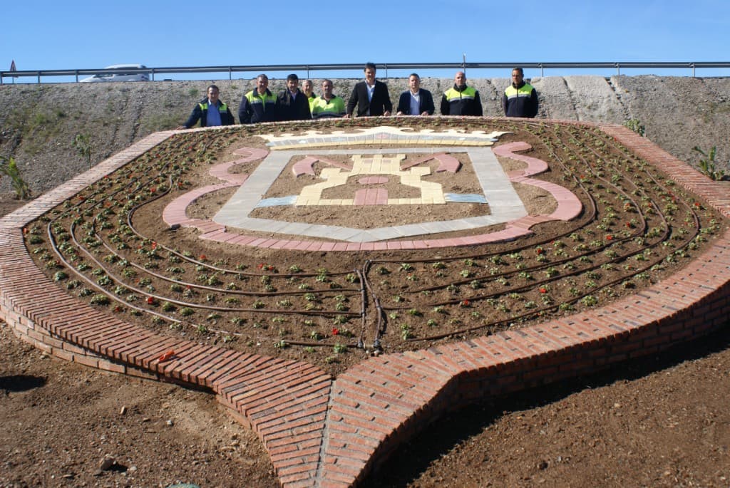 Un gran escudo de Motril preside la rotonda de la Carretera del Puerto