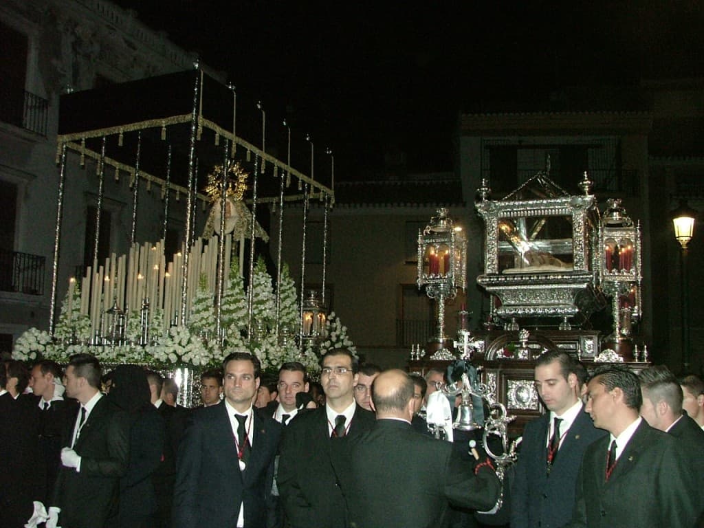 El Santo Sepulcro hace oficial el entiero de Cristo en la noche del Viernes Santo