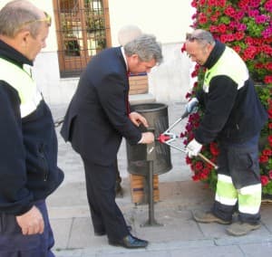 Limdeco instala ceniceros de fabricación propia en las calles de Motril