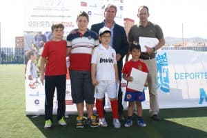 Tres alumnos de la Escuela Municipal de fútbol reciben una beca para el próximo Campus Hermanos Callejón
