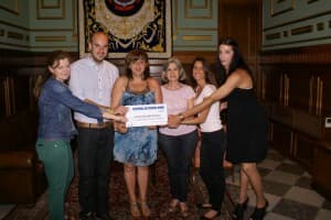 Jóvenes motrileños entregan un cheque a Cometa Blanca de lo recaudado en el I Festival de Teatro