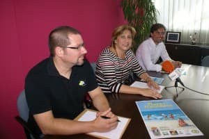 El Llano limpia sus playas en unas jornadas de concienciación ambiental