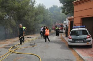 Un fuego en la urbanización Los Pinos de Almuñécar obligó a desalojar a vecinos de viviendas colindantes