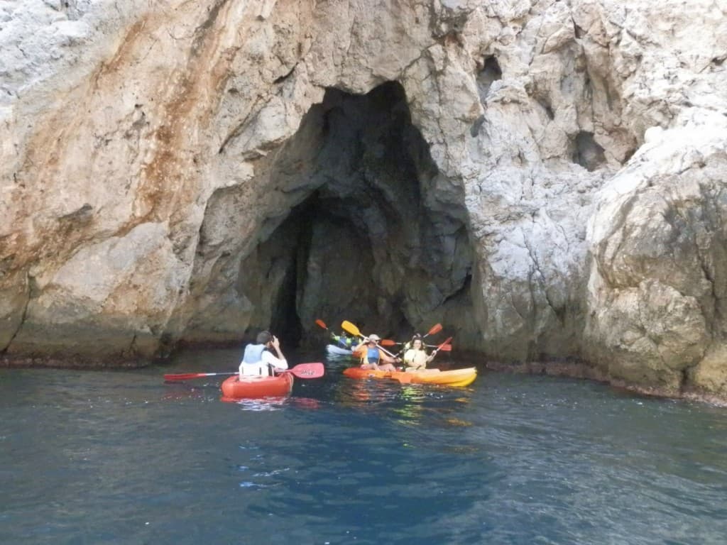 Paseo medio ambiental y deportivo en piragua por los acantilados de Cerro Gordo