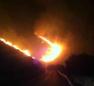 Los Bomberos de Motril sofocan con rapidez el incendio entre Puntalón y Carchuna, que ha calcinado 10 hectáreas de monte bajo